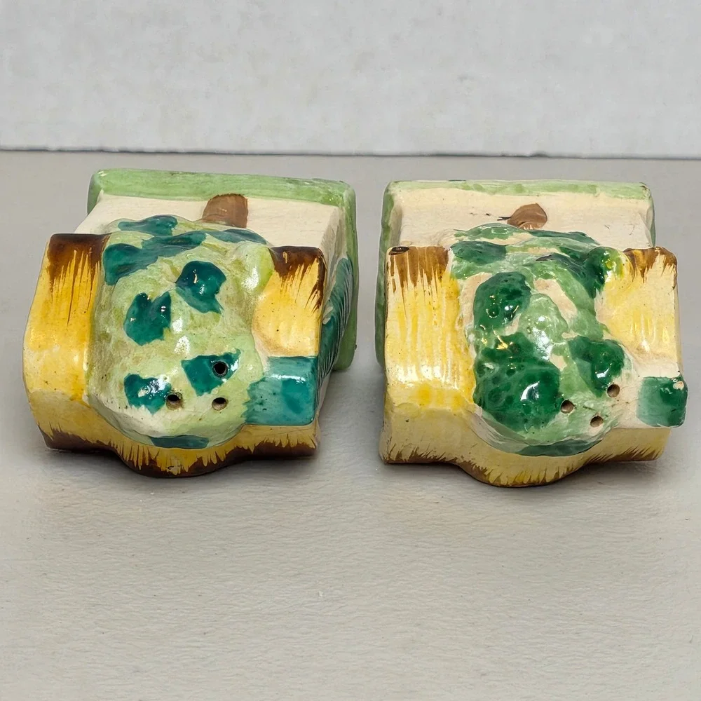 VTG Japan Ceramic Thatched Roof Cottage Salt &Pepper Shaker Set Hand Painted
